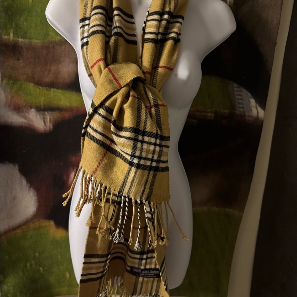 Scarf 💯 Cashmere. Looks like branded